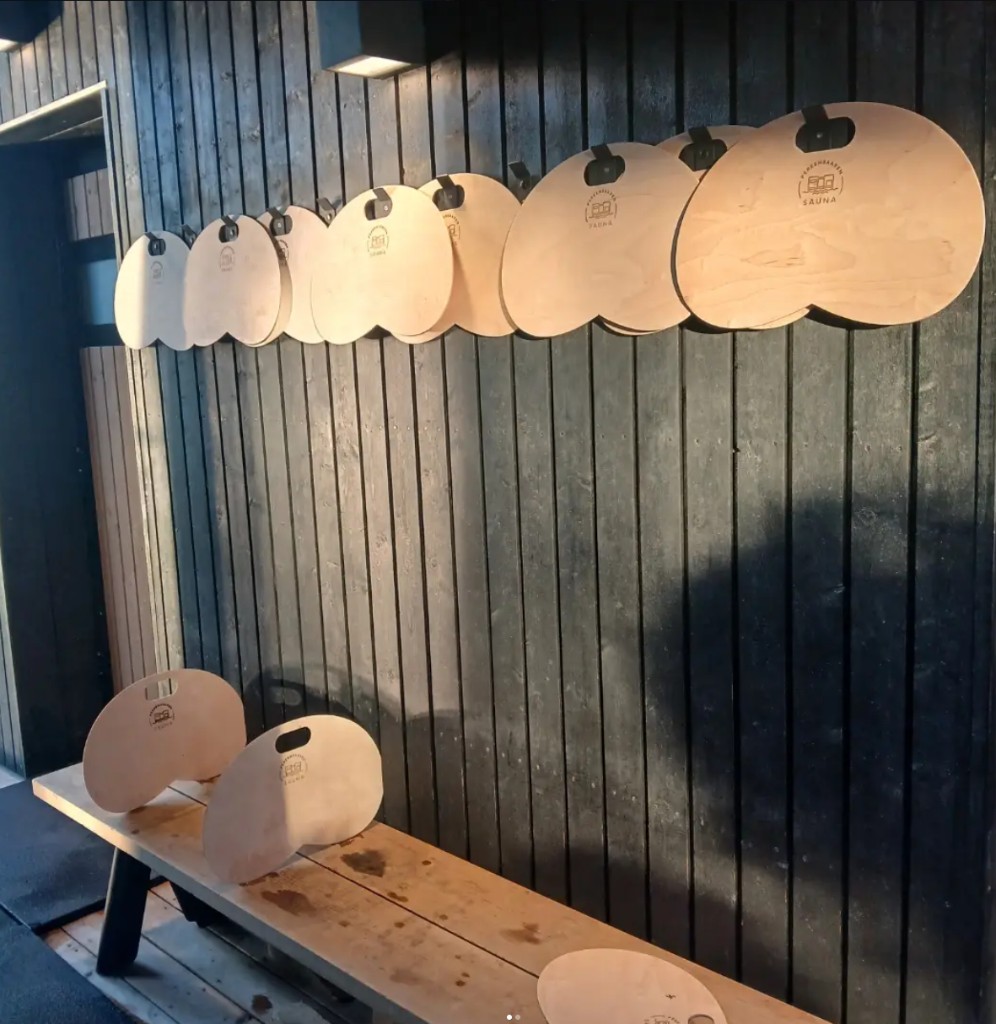 Perslätyt ripustettuna tummalle saunaseinälle – Pereensaari Sauna