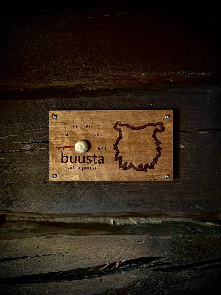 Buusta saunamittari, jossa laserkaiverrettu logo ja koirakuva